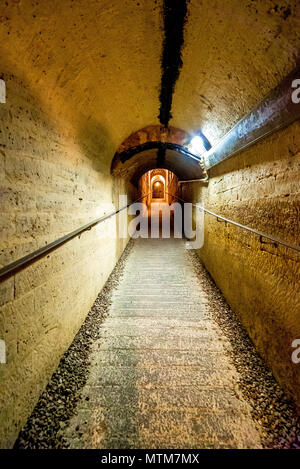 Tunnel in die unterirdische Welt der Pariser Katakomben führenden Stockfoto