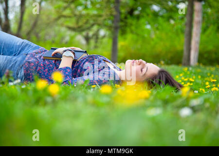 Porträt der nette junge jugendmädchen Entspannen in Spring Park Stockfoto