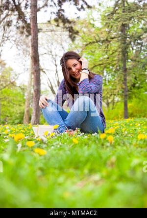 Porträt der nette junge jugendmädchen Entspannen in Spring Park Stockfoto