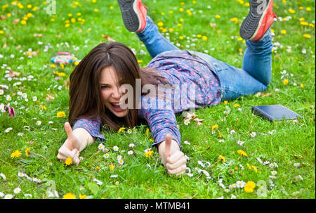 Porträt der nette junge jugendmädchen Entspannen in Spring Park Stockfoto