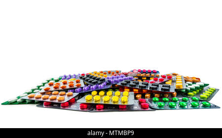 Stapel von Tablet Pillen auf weißem Hintergrund. Gelb, Lila, Schwarz, Orange, Pink, Grün tablet Pillen in Blisterverpackung. Schmerzmittel Medizin. Dru Stockfoto