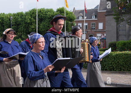 Prozession der Auto D'oder während der Ducasse feiern am 27. Mai 2018 in Mons, Belgien Stockfoto