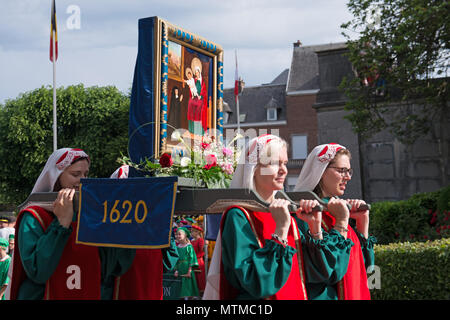 Prozession der Auto D'oder die Ankunft in Saint Waltrude Stiftskirche während Ducasse feiern am 27. Mai 2018 in Mons, Belgien Stockfoto