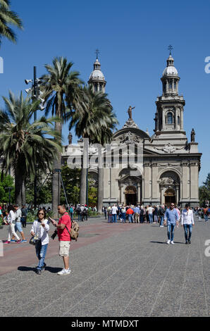 Touristen und Einheimische genießen einen Sommertag auf der Plaza de Armas und der Kathedrale Santiago Metropolitan - Santiago, Chile. Stockfoto