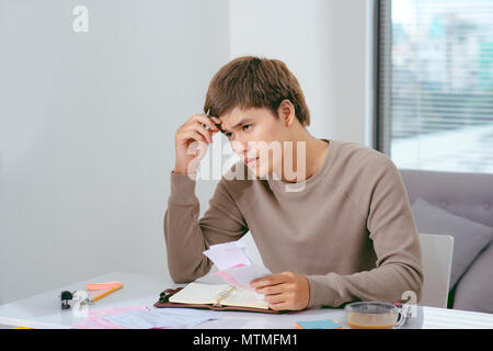 Unglücklich Asian Business Mann wegen der Menge der Arbeit, die er zu tun hat. Stockfoto