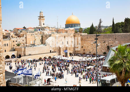 JERUSALEM, Israel - 27. April: Juden an der Klagemauer beten an einem jüdischen Feiertag Israels 64th Tag der Unabhängigkeit am 27. April 2012 in Jerusalem, Isra Stockfoto