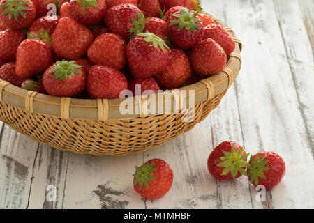 Korb mit frischen Reifen roten Erdbeeren als Dessert Stockfoto