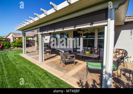 Moderne Terrasse mit Möbel außerhalb Zurück Home Stockfoto