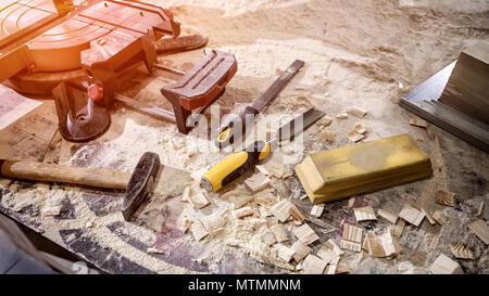 Topl Ansicht der Tischler Werkzeuge: Hammer, Meter, Nägel, Späne, und Meißel Ausrüstung auf hölzernen Tisch Set Stockfoto