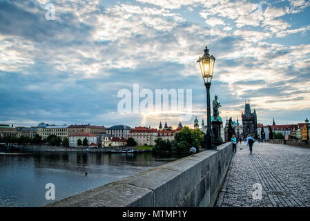 Prag, Tschechische Republik - 21 August, 2017: die Karlsbrücke mit Menschen bei Sonnenaufgang gegen den Himmel. Stockfoto