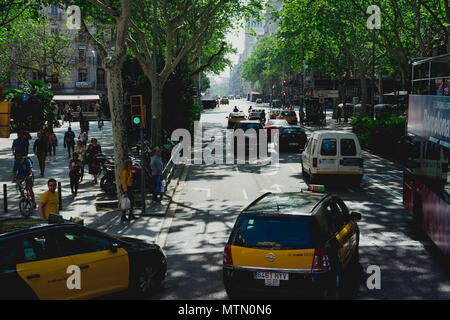 BARCELONA, SPANIEN. April 26, 2018: Taxi an der Kreuzung der historischen Stadt Barcelona in Spanien. Classic taxi Gelb und Schwarz. Hybrides Auto Stockfoto