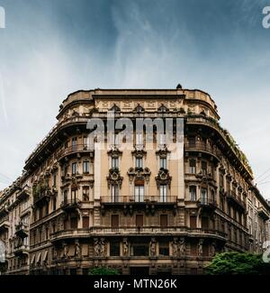 Beeindruckende Architektur im Jugendstil an der Piazza Eleonora Duse im Stadtviertel Porta Venezia, Lombardei, Italien Stockfoto