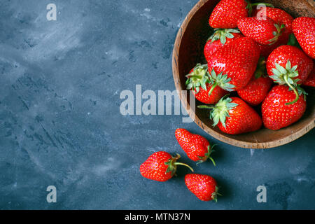 Reif und Lecker Erdbeeren auf den Tisch. Stockfoto