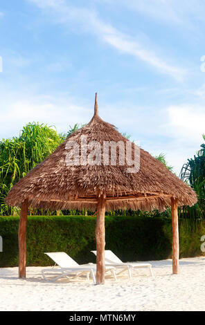 Beach Hut mit Liegestühlen am weißen Sandstrand. Luxuriöse Ferienhäuser. Stockfoto