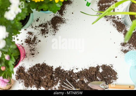 Foto von Boden, Gießkanne, Blumentopf, Schaufel, Rechen auf leeren weißen Hintergrund. Stockfoto