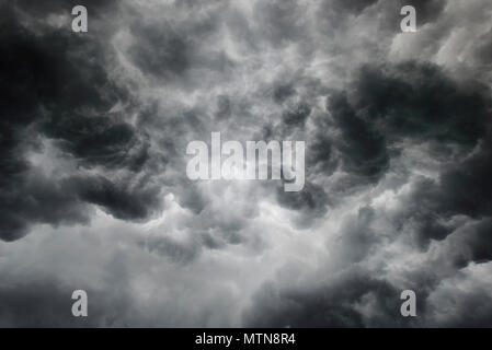 Die dunklen Wolken vor schwerem Regen Sturm Stockfoto