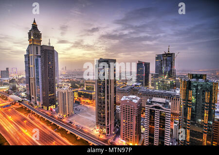 Dubai Sonnenuntergang Blick auf die Sheikh Zayed Road. Dubai ist super moderne Stadt von UAE, kosmopolitische Metropole. Stockfoto
