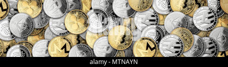 Open Hands liefer Mann gefüllt mit crypto Währung Münzen isoliert auf weißem Hintergrund blockchain finanziellen Investitionen der Unternehmen Konzept bitcoin et Stockfoto