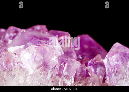 Amethyst. Die Textur der Mineral. Makroaufnahmen von natürlichen Edelstein. Das rohe Mineral. Zusammenfassung Hintergrund. Stockfoto