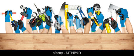 Hand mit blau Arbeitshandschuhe und verschiedene Baumärkte Heimwerker Werkzeuge hinter Holzplanken mit Kopie Speicherplatz auf weißem Hintergrund Stockfoto