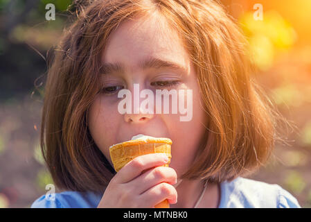Mädchen essen Eis in der Waffel Schale, Nahaufnahme, Porträt, lächeln Stockfoto