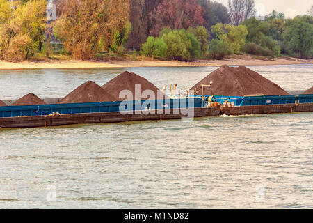 Schiff auf dem Rhein bei Düsseldorf, Deutschland. Im Hintergrund das gegenüberliegende Ufer. Stockfoto