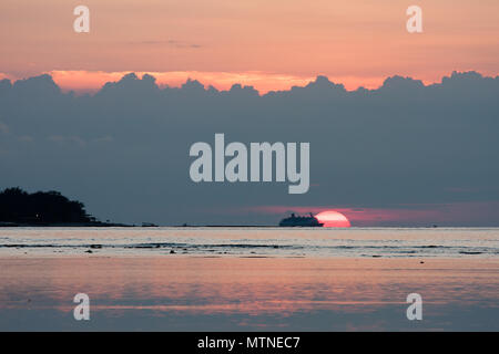 Sonnenuntergang am Strand von Gili Air. Indonesien. Stockfoto