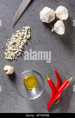 Zutaten für die Zubereitung von Pasta Aglio, Olio e Peperoncino Stockfoto