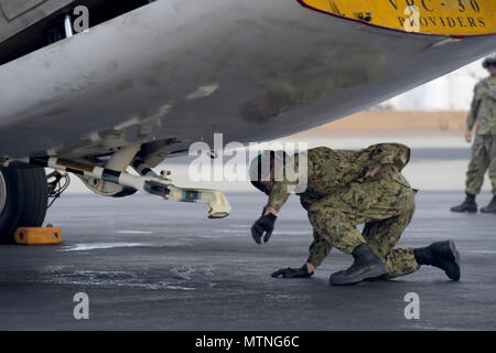 170107-N-WR 119-057 SAN DIEGO (Jan. 7, 2017) Aviation strukturelle Mechanische Sicherheitseinrichtungen 2. Klasse Jordanien Lorencz, Fleet Logistics Support Squadron 30 angebracht, VRC-30 "Anbieter", überprüft den Schwanz Haken der Grumman C-2A Greyhound während der abschließenden Kontrolle des Flugzeugs vor dem Start. Der Greyhound ist ein Twin-engine, hohe Flügel Cargo Aircraft, entworfen, Verbrauchsmaterial, Post und Passagiere von und von Flugzeugträgern zu tragen. (U.S. Marine Foto von Mass Communication Specialist 1. Klasse Gilbert Bolibol/Freigegeben) Stockfoto