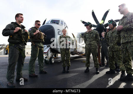 170107-N-0 S 584-023 SAN DIEGO (Jan. 7, 2017) Naval Aircrewmen Mechanische 2. Klasse Julia Turpin, ein Flugzeug Kapitän zu Fleet Logistics Support Squadron 30 angebracht, VRC-30 "Anbieter", führt eine Sicherheit Schriftsatz an die Crew auf die Grumman C-2 ein Greyhound während der abschließenden Kontrolle des Flugzeugs vor dem Start. Der Greyhound ist ein Twin-engine, hohe Flügel Cargo Aircraft konzipiert, liefert zu tragen, Mail und Passagiere von und von Flugzeugträgern. (U.S. Marine Foto von Mass Communication Specialist 1. Klasse Jimmie Crockett/Freigegeben) Stockfoto