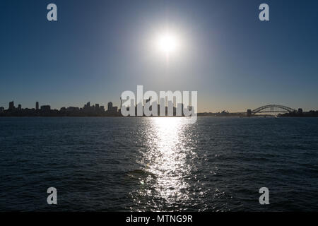 Blick auf die Sydney Harbour Bridge, das Opernhaus und das zentrale Geschäftsviertel von Frau von Macquarie Stuhl, Sydney, New South Wales, Australien Stockfoto