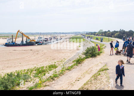 Wells-next-the-Sea, Norfolk, Großbritannien. 27. Mai 2018. Menschen zu Fuß entlang der Fußweg zum Strand führt von Brunnen auf einem sonnigen warmen Tag während der Bank Ho Stockfoto