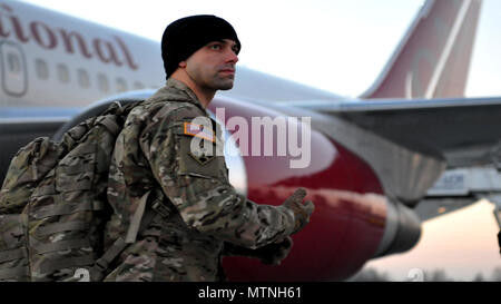 Ein US-Soldat, 3. gepanzerte Brigade Combat Team, 4 Infanterie Division, deboards ein Flugzeug nach der Landung in Wroclaw, Polen, am 8. Januar 2017. Die 1St Battalion, 66th Armored Regiment und 1St Battalion, 68th Armored Battalion, werden festgelegt, die Training Missionen in Polen und Übergang zu Deutschland, Litauen, Estland und Lettland als Teil der Operation "Atlantic lösen. (Foto von der U.S. Army Staff Sgt. TImothy D. Hughes) Stockfoto