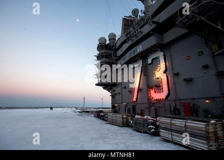 170108-N-RT036-307 NORFOLK (8. Januar 2017) das Flugdeck des Flugzeugträgers USS George Washington (CVN-73) in Eis und Schnee Winter Sturm Helena nach bedeckt ist. George Washington ist in Norfolk Gridley Vorbereitung Umzug für des Schiffs refueling complex Overhaul (RCOH) Wartung in Newport News, Virginia. (Foto: U.S. Navy Mass Communication Specialist 2. Klasse Jessica Gomez/freigegeben) Stockfoto