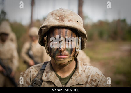 Rct. Maria Daume, Platoon 4001, Papa, 4 Recruit Training Bataillon, war in einem russischen Gefängnis geboren und auf Long Island, New York, im Alter von 4 Jahren, als sie und ihr Zwillingsbruder angenommen wurden. Daume wurde interessiert in der Marine Corps um das Alter von 12, als sie met Marine Recruiters in einem Anti-krebs-Veranstaltung. Der Tiegel ist die Ausbildung des 54-Stunden Höhepunkt, die mit dem Test alles Rekruten da auf Parris Island anreisen, haben gelernt, setzt rekrutieren. Der Tiegel endet mit einer Strapaze 9 Meile Wanderung vor Rekruten der Adler, Globus und Anker Emblem erhalten, was bedeutet, dass die TRANSFOR Stockfoto