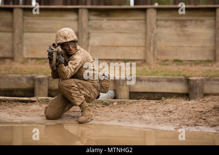 Rct. Maria Daume, Platoon 4001, Papa, 4 Recruit Training Bataillon, wartet auf ihre Mannschaftskameraden während eines Combat Training Kurs auf den Tiegel Jan. 5, 2017, auf Parris Island, S.C. Daume war in einem russischen Gefängnis geboren und auf Long Island, New York, im Alter von 4 Jahren, als sie und ihr Zwillingsbruder angenommen wurden. Der Tiegel ist die Ausbildung des 54-Stunden Höhepunkt, die mit dem Test alles Rekruten da auf Parris Island anreisen, haben gelernt, setzt rekrutieren. Der Tiegel endet mit einer Strapaze 9 Meile Wanderung vor Rekruten der Adler, Globus und Anker Emblem erhalten, was bedeutet, dass die Transformation Stockfoto