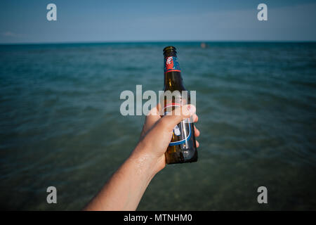 Flasche in der Hand Meer in Italien Apulien Stockfoto