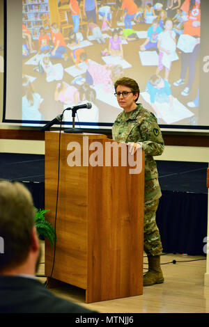 Oberst Christine A. Beeler, Kommandeur der 414 Vertragsparteien Unterstützung Brigade, Adressen das Publikum während des Martin Luther King, Jr. Day in Vicenza der militärischen Gemeinschaft 2017 Einhaltung Feier in der Caserma Ederle, Vicenza, Italien, Jan. 10, 2017 zu begehen. (U.S. Armee Foto von visuellen Informationen Spezialist Paolo Bovo/freigegeben) Stockfoto