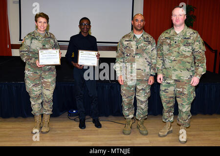 (Von links), Oberst Christine A. Beeler, Kommandeur der 414 Vertragsparteien Unterstützung der Feuerwehr, Herr Anthony Malik Thompson der Vicenza High School, Command Sgt. Maj. Birdel L. Campbell, Battalion Command Sergeant Major U.S. Army Afrika und Oberstleutnant Brett M. Medlin, Bataillonskommandeur US-Armee Afrika, posieren für ein Foto award Anerkennung für Martin Luther King, Jr. Day, in Vicenza der militärischen Gemeinschaft 2017 Einhaltung Feier in der Caserma Ederle, Vicenza, Italien, Jan. 10, 2017. (U.S. Armee Foto von visuellen Informationen Spezialist Paolo Bovo/freigegeben) Stockfoto