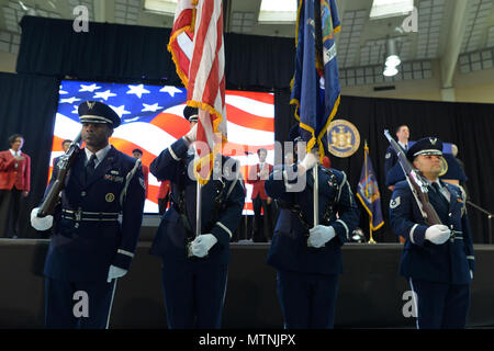 Tech Sgt. James Bavaro, Tech Sgt. Jason Rios, Staff Sgt. Michael Pennolino und Staff Sgt. Dwayne Morgan, alle Mitglieder der 106 Rettung Flügel Ehrengarde präsentieren die Farben, die in der Tate der jährlichen New York der Adresse des Staates" an der SUNY Farmingdale Campus in Long Island, New York, am 10. Januar 2017. Während dieser Veranstaltung, Flieger präsentiert die Farben während der Freeport High School die Nationalhymne durchgeführt. Danach, Tech Sgt. Patrick Williamson rezitiert den Treueeid, nach der die Farben im Ruhestand waren, zu diesem Zeitpunkt Gouverneur Andrew Cuomo seine Ansprache begann. Das Thema von Go Stockfoto