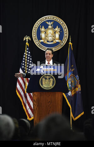 Tech Sgt. James Bavaro, Tech Sgt. Jason Rios, Staff Sgt. Michael Pennolino und Staff Sgt. Dwayne Morgan, alle Mitglieder der 106 Rettung Flügel Ehrengarde präsentieren die Farben, die in der Tate der jährlichen New York der Adresse des Staates" an der SUNY Farmingdale Campus in Long Island, New York, am 10. Januar 2017. Während dieser Veranstaltung, Flieger präsentiert die Farben während der Freeport High School die Nationalhymne durchgeführt. Danach, Tech Sgt. Patrick Williamson rezitiert den Treueeid, nach der die Farben im Ruhestand waren, zu diesem Zeitpunkt Gouverneur Andrew Cuomo seine Ansprache begann. Das Thema von Go Stockfoto