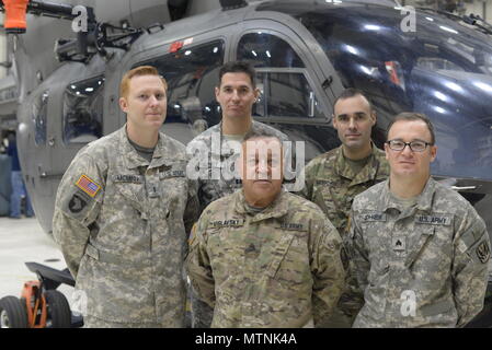 NC-Army National Guard LUH - 72 Lakota Crew, in Morrisville, NC vor ihrer Flugzeuge. Diese Mannschaft, als ein Teil von North Carolina Hubschrauber und Aquatic Rescue Team, in der Nacht, im Winter Wetter verlegt die zwei verlorenen Wanderer mit thermischen Identifikation Ausrüstung, am Samstag, dem 7. Januar 2017 Im glänzenden Rock Wilderness Area der westlichen NC. (L-R Chief Warrant Officer 3 Josua McMinn - Pilot in Command, Kapitän Christopher Arndt-Pilot, Johannes Vislavsy-Maintainer, Staff Sgt. Michael Mercier-Maintainer, Sgt. Joshua Johner-Betreuer und Mitarbeiter Sgt. Charles Woodruff-Crew (nicht abgebildet Stockfoto