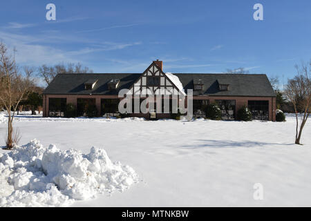 Schnee umgibt die 633Rd Air Base Wing-Hauptquartier nach Sturm Helena bei Joint Base Langley-Eustis, Va., Jan. 10, 2017. Der Sturm betroffen ein großer Teil der Vereinigten Staaten ab Jan. 4 und 8 enden. (U.S. Air Force Foto von Airman 1st Class Tristan Biese) Stockfoto