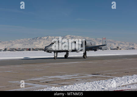 Die A-10C Thunderbolt II der 190th Fighter Squadron wird kurz nach einem Schneesturm von Gowen Field, Boise, Idaho, abheben sehen. Die zwei TF34-GE-100-Triebwerke, das verstärkte Cockpit, die GAU-8 Avenger-Kanone und die fortschrittliche Avionik ermöglichen eine enge Luftunterstützung und Panzerabwehrmissionen mit hoher Überlebensfähigkeit unter Kampfbedingungen. Stockfoto