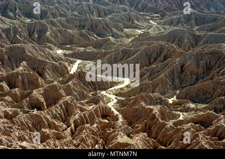 Blick aus der Schriftgrad in Punkt, Sedimentgestein, 4-Rad Antrieb Wanderwege, razorback Bergrücken, Borrego Badlands, Anza-Borrego Desert State Park, CA 050313 2281 Stockfoto