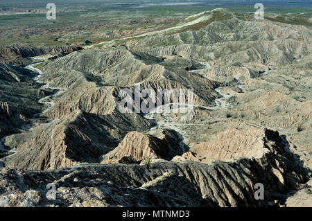 Blick aus der Schriftgrad in Punkt, Sedimentgestein, 4-Rad Antrieb Wanderwege, razorback Bergrücken, Borrego Badlands, Anza-Borrego Desert State Park, CA 050313 2273 Stockfoto