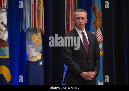 Verteidigungsminister Asche Carter erkennt der Staatssekretär der Verteidigung, Intelligenz, Marcel Lettre, mit dem Verteidigungsministerium Medaille für Distinguished Public Service Award im Rahmen einer Feierstunde in der Aula des Pentagon in Washington, D.C., Jan. 11, 2017. (DOD Foto von Armee Sgt. Amber I. Smith) Stockfoto