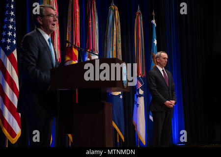 Verteidigungsminister Asche Carter erkennt der Staatssekretär der Verteidigung, Intelligenz, Marcel Lettre, mit dem Verteidigungsministerium Medaille für Distinguished Public Service Award im Rahmen einer Feierstunde in der Aula des Pentagon in Washington, D.C., Jan. 11, 2017. (DOD Foto von Armee Sgt. Amber I. Smith) Stockfoto