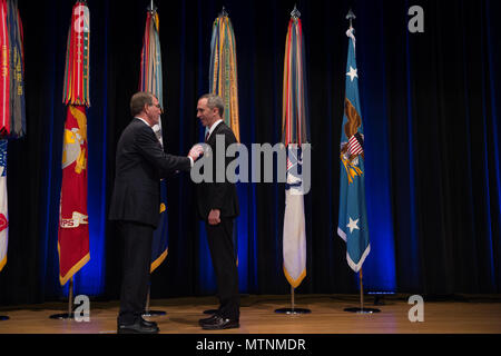 Verteidigungsminister Asche Carter erkennt der Staatssekretär der Verteidigung, Intelligenz, Marcel Lettre, mit dem Verteidigungsministerium Medaille für Distinguished Public Service Award im Rahmen einer Feierstunde in der Aula des Pentagon in Washington, D.C., Jan. 11, 2017. (DOD Foto von Armee Sgt. Amber I. Smith) Stockfoto