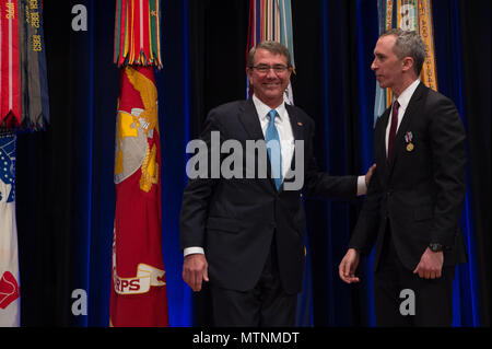 Verteidigungsminister Asche Carter erkennt der Staatssekretär der Verteidigung, Intelligenz, Marcel Lettre, mit dem Verteidigungsministerium Medaille für Distinguished Public Service Award im Rahmen einer Feierstunde in der Aula des Pentagon in Washington, D.C., Jan. 11, 2017. (DOD Foto von Armee Sgt. Amber I. Smith) Stockfoto